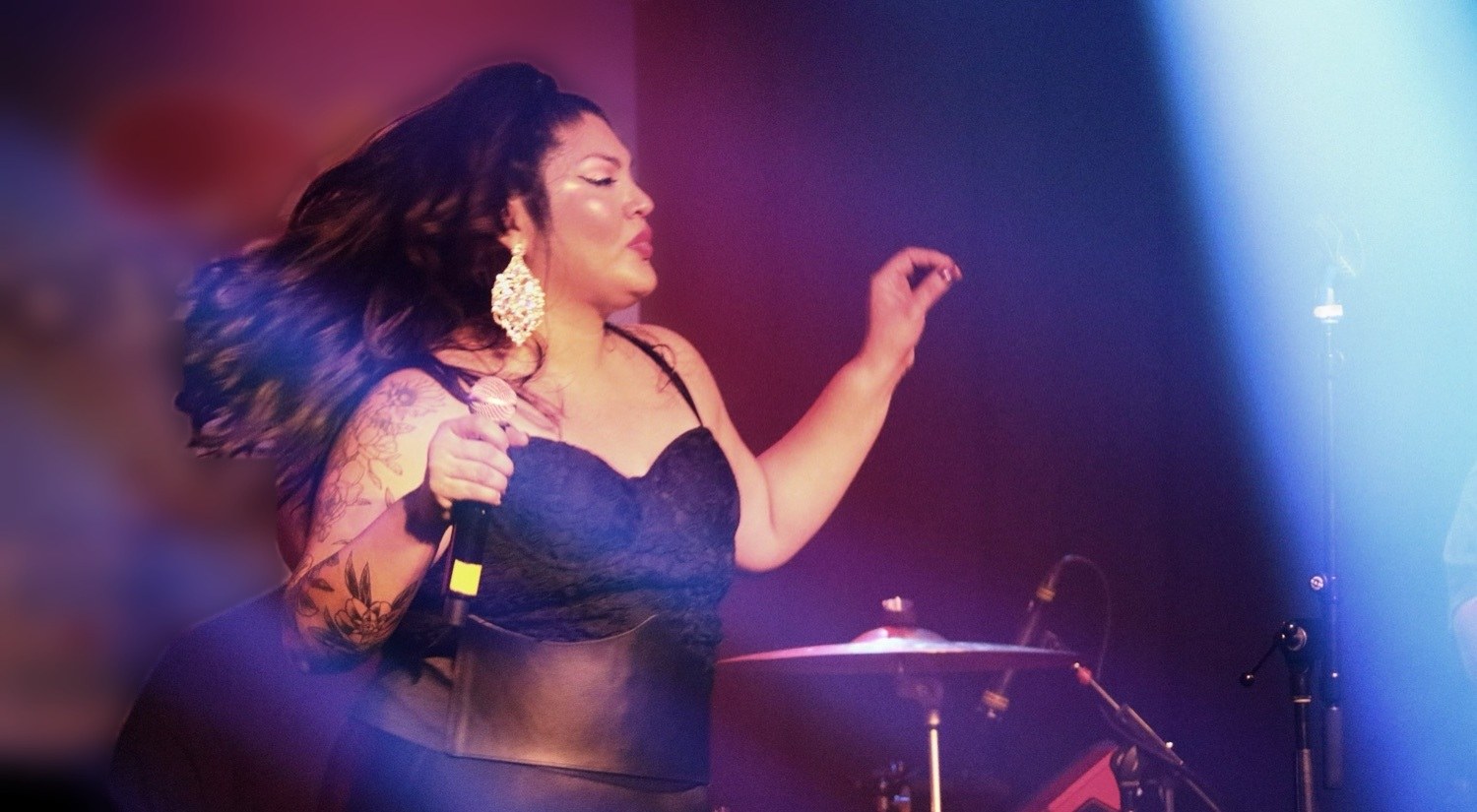 La Obra singer in motion on stage